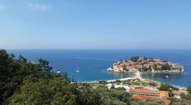 Sveti Stefan adası ve ufku - Adriyatik Denizi Karadağ 