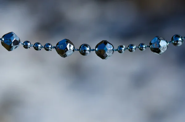 Chiudi Guarda String of Blue Decorating Beads — Foto Stock