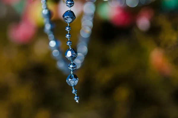 Perline blu infilate sull'albero di Natale all'aperto — Foto Stock