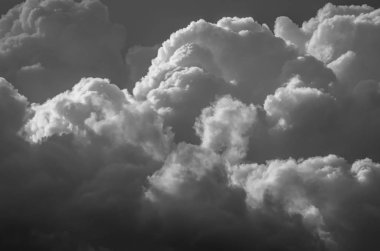 Karanlıkta parlayan koyu ve tehdit fırtına bulutu