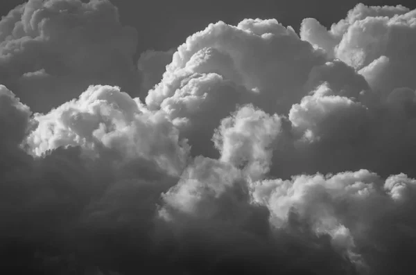 Nube de tormenta oscura y amenazante que brilla en la oscuridad — Foto de Stock
