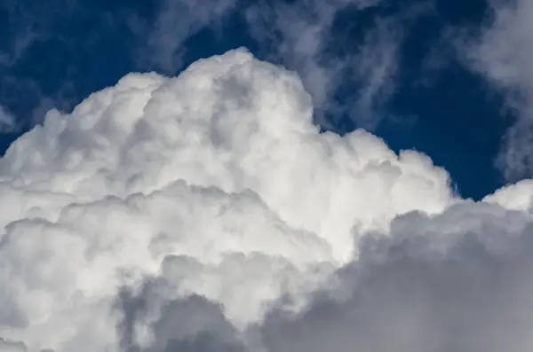 Nubes montañosas de cúmulos hirviendo en el brillante cielo azul de verano —  Fotos de Stock