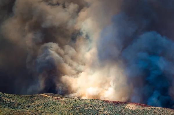 Şiddetli alevlerden yükselen yoğun beyaz duman — Stok fotoğraf