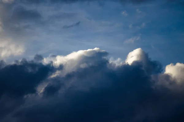 Nuvole buie della tempesta che bollono nel cielo scuro di sera — Foto Stock