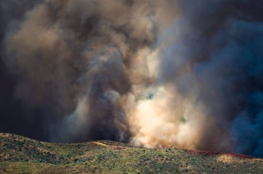 Şiddetli alevlerden yükselen yoğun beyaz duman 