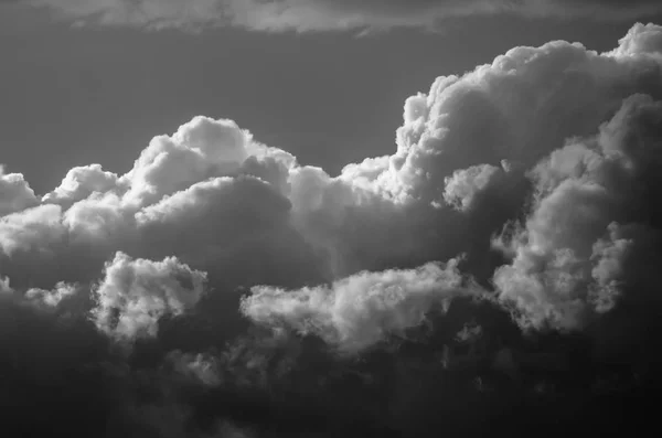 Nube di tempesta oscura e minacciosa che brilla nell'oscurità — Foto Stock