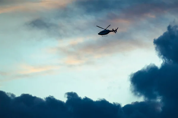 Silhouetted Helicopter Flying Across a Sunset Sky — Stock Photo, Image