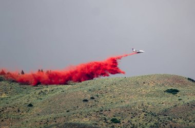 Beyaz uçak bırakarak yangın geciktirici olarak Raging söndürülmesi güç ateş savaşları