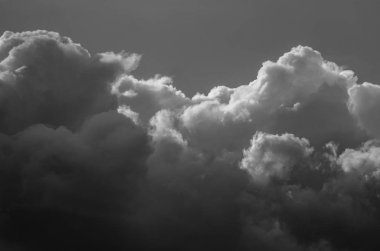 Karanlıkta parlayan koyu ve tehdit fırtına bulutu