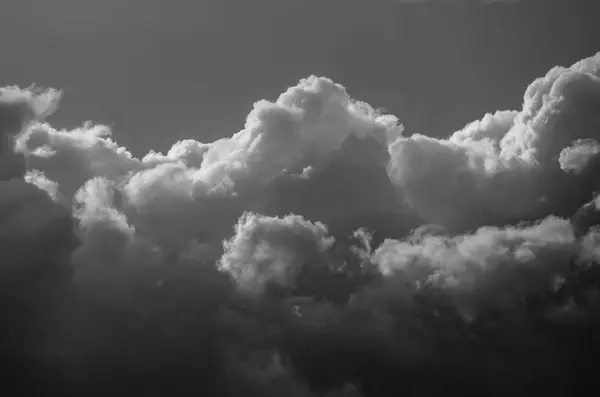 Nuvem de tempestade escura e ameaçadora brilhando nas trevas — Fotografia de Stock