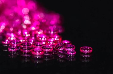 İzleme Parçaları: Kara Yüzeyde Toplanan Büyük Delik Mücevherleri Yığını 