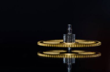 Watch parçalar: Vintage metalik seyretmek vites siyah arka plan üzerine 