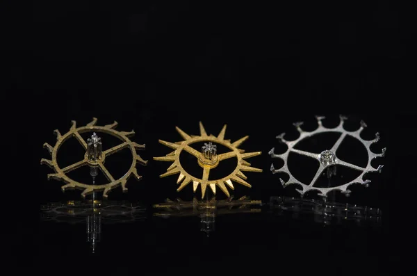 Часы: Разнообразие колес побега на черном фоне — стоковое фото