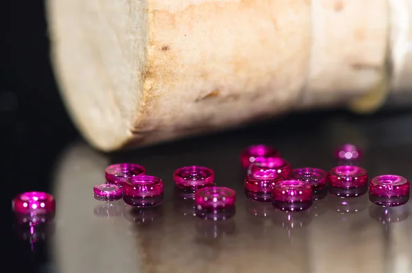 Pièces de montre : Trou bijoux rassemblés à côté d'un flacon en liège — Photo