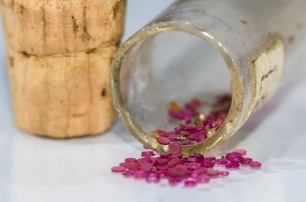 Piezas del reloj: Joyas del casquillo que se derraman de Corked Vial — Foto de Stock