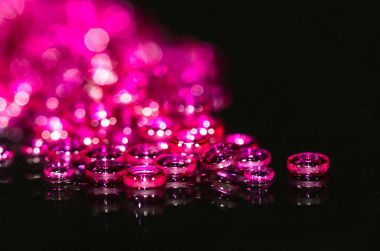 İzleme Parçaları: Kara Yüzeyde Toplanan Büyük Delik Mücevherleri Yığını 