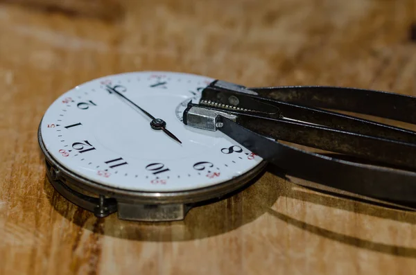 Opravy hodinek: Kapesní hodinky hnutí s rukou Remover — Stock fotografie