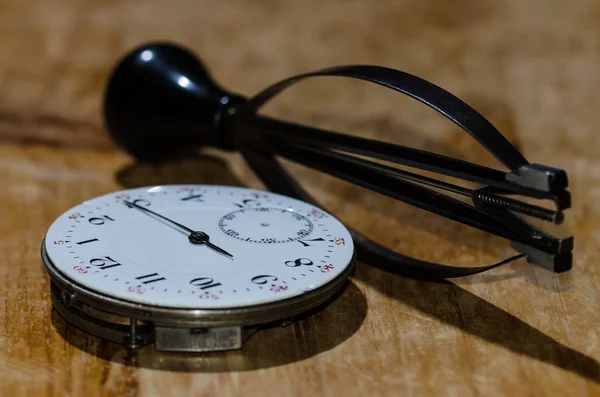 Reparación de reloj: Movimiento de reloj de bolsillo con removedor de manos — Foto de Stock