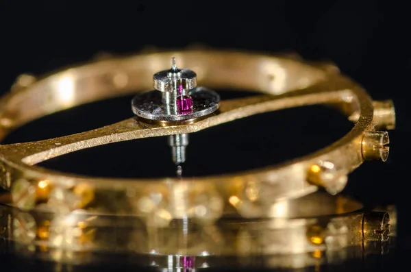 安装在平衡轮上的手表零件： 红宝石脉冲辊宝石 — 图库照片