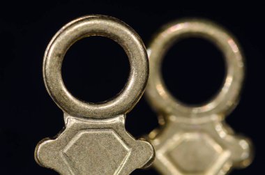 İki Antik pirinç cep saatini anahtar karanlıkta duran 