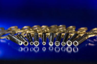 Mavi bir yüzey üzerinde bir satır antika cep saati tuşlarının varil içine görünüm 