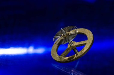 Kol saatini tamir: mavi bir yüzey üzerinde dinlenme Vintage cep saati Hairspring 