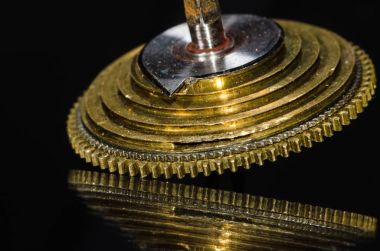 Saat Tamiri: Siyah Yüzeyde Dinlenen Eski Cep İzleme Piyade Konisi 