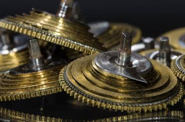 Saat Onarımı: Siyah Yüzeyde Dinlenen Vintage Pocket Watch Fusee Cones 