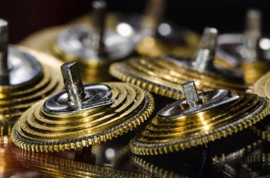 Saat Onarımı: Siyah Yüzeyde Dinlenen Vintage Pocket Watch Fusee Cones 