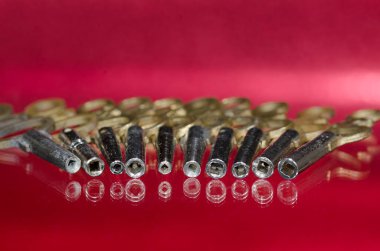 Kırmızı bir yüzey üzerinde bir satır antika cep saati tuşlarının varil içine görünüm 