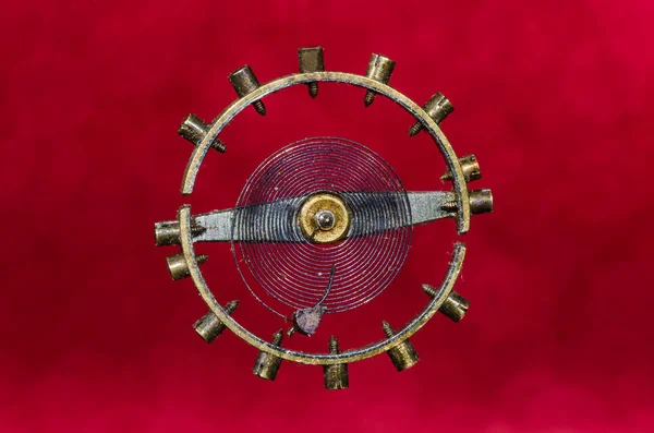 Titta på reparation: Vintage Pocket Watch spiralfjäder upphängd i luften — Stockfoto