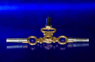 Üç antika pirinç cep saati anahtar üzerinde mavi yüzey döşeme 