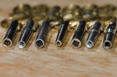 Satır antika cep saati tuşlarının saatçi bankta döşeme 