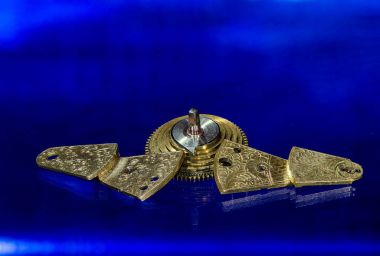 Kol saatini tamir: Fusee denge köprüler mavi bir yüzey üzerinde dinlenme 