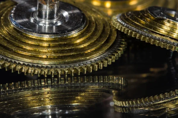 Saat Tamiri: Siyah Yüzeyde Dinlenen Eski Cep İzleme Piyade Konisi 