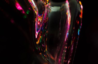 Özet: karanlıkta yansıtan renkli ışıklar 