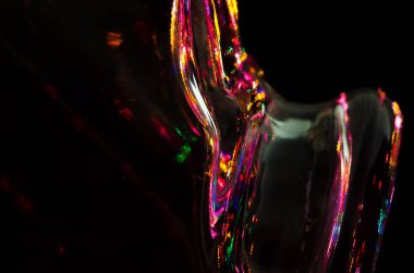 Özet: karanlıkta yansıtan renkli ışıklar 