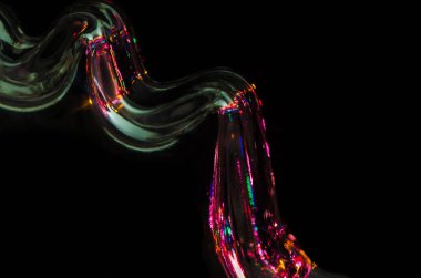 Özet: Renkli ışık karanlığı içinde yansıtan akışının 