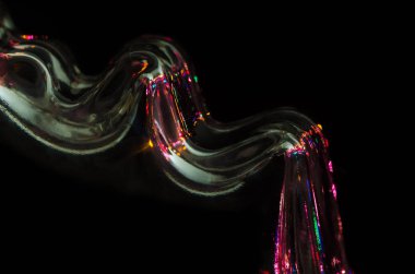 Özet: Renkli ışık karanlığı içinde yansıtan akışının 