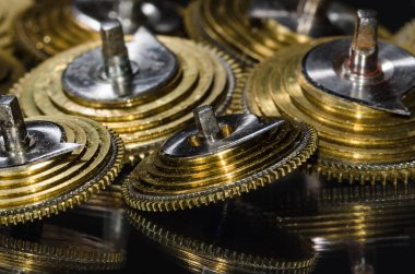 Saat Onarımı: Siyah Yüzeyde Dinlenen Vintage Pocket Watch Fusee Cones 