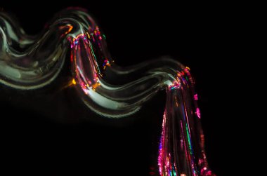 Özet: Renkli ışık karanlığı içinde yansıtan akışının 