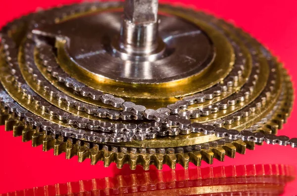 Saat Onarımı: Fusee Cone 'un Çevresine Sarılmış Klasik Cep Saati Fusee Zinciri 