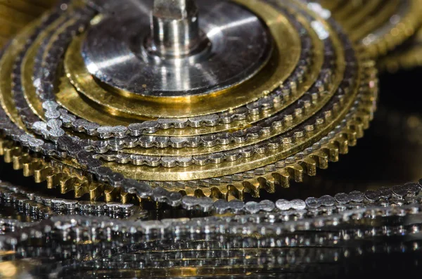 Saat Onarımı: Fusee Cone 'un Çevresine Sarılmış Klasik Cep Saati Fusee Zinciri 