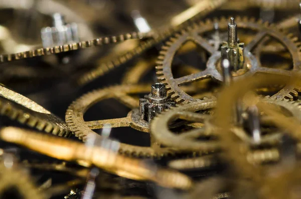 İzle bölümleri: Vintage metalik seyretmek vites siyah bir yüzey üzerinde topluluğu 