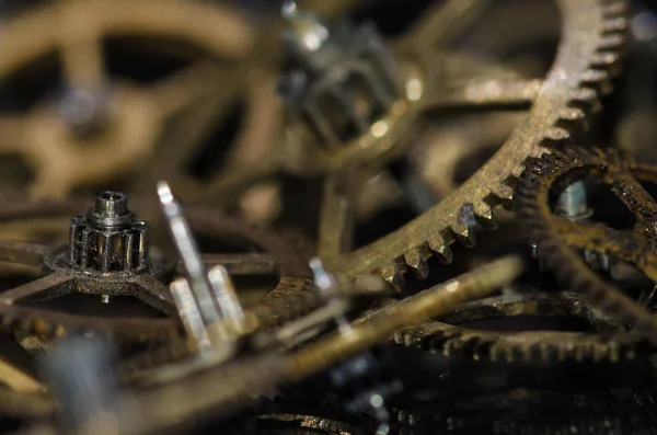 Assista peças: Coleção de engrenagens de relógio metálicas vintage em uma superfície preta — Fotografia de Stock