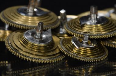 Saat Onarımı: Siyah Yüzeyde Dinlenen Vintage Pocket Watch Fusee Cones 