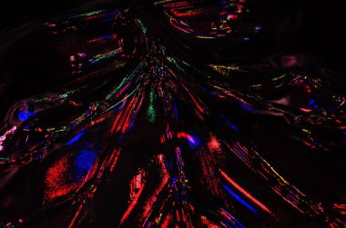 Özet: karanlıkta yansıtan renkli ışıklar