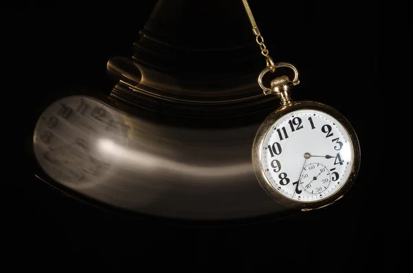 手招きするより密接に見てスイングの懐中時計 — ストック写真