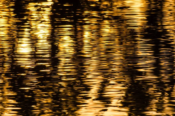 Streszczenie Natury Złoty Rippled Refleksje Zachodzie Słońca Zapalił Staw — Zdjęcie stockowe