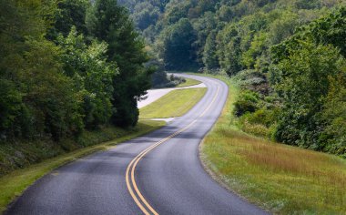 Blue Ridge Parkway 'in yanındaki Appalachian Dağı' ndan geçen